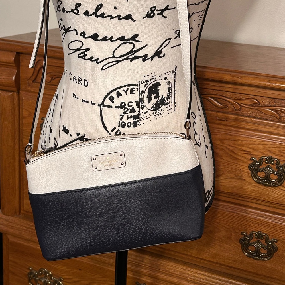 Adorable EUC Kate Spade New York Crossbody leather bag. Navy & creamy white. - Picture 2 of 6